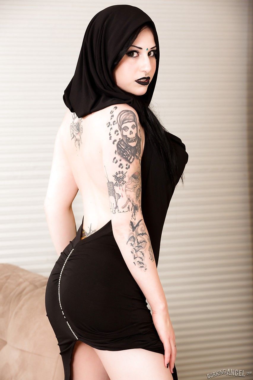 Fotos de mulher pelada gótica toda branquinha e cheia de tatuagens