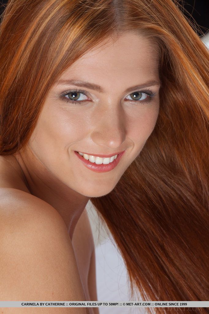 Ruiva novinha magra toda pelada mostrando a buceta