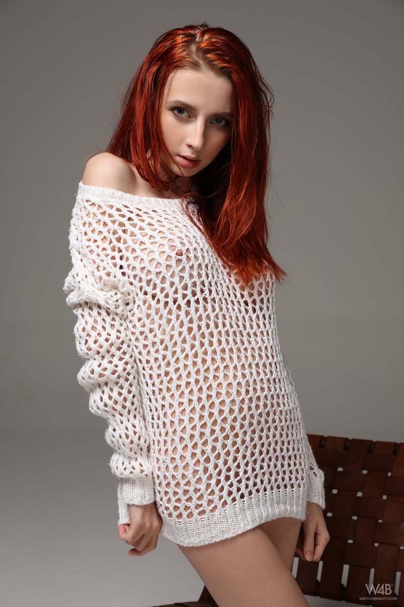 Ruiva magrinha peituda com xoxota lisa greluda