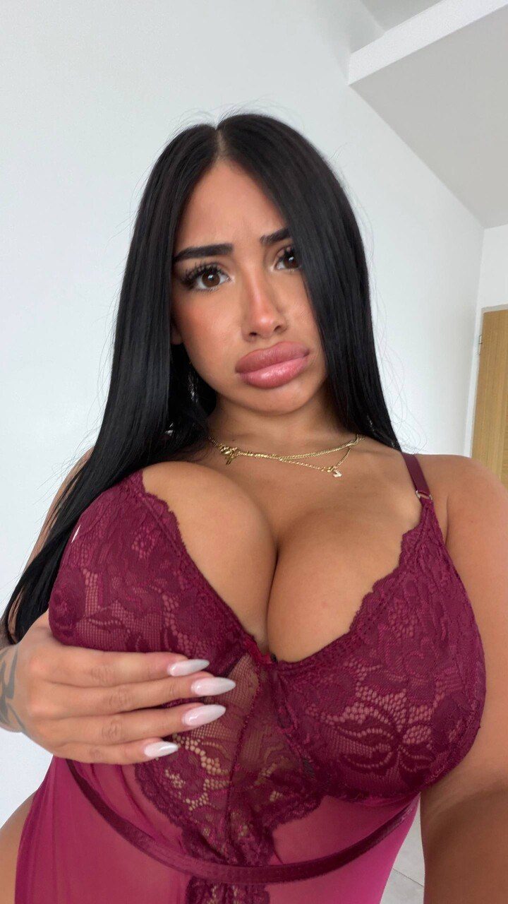 Leyla Amari peitos grandes